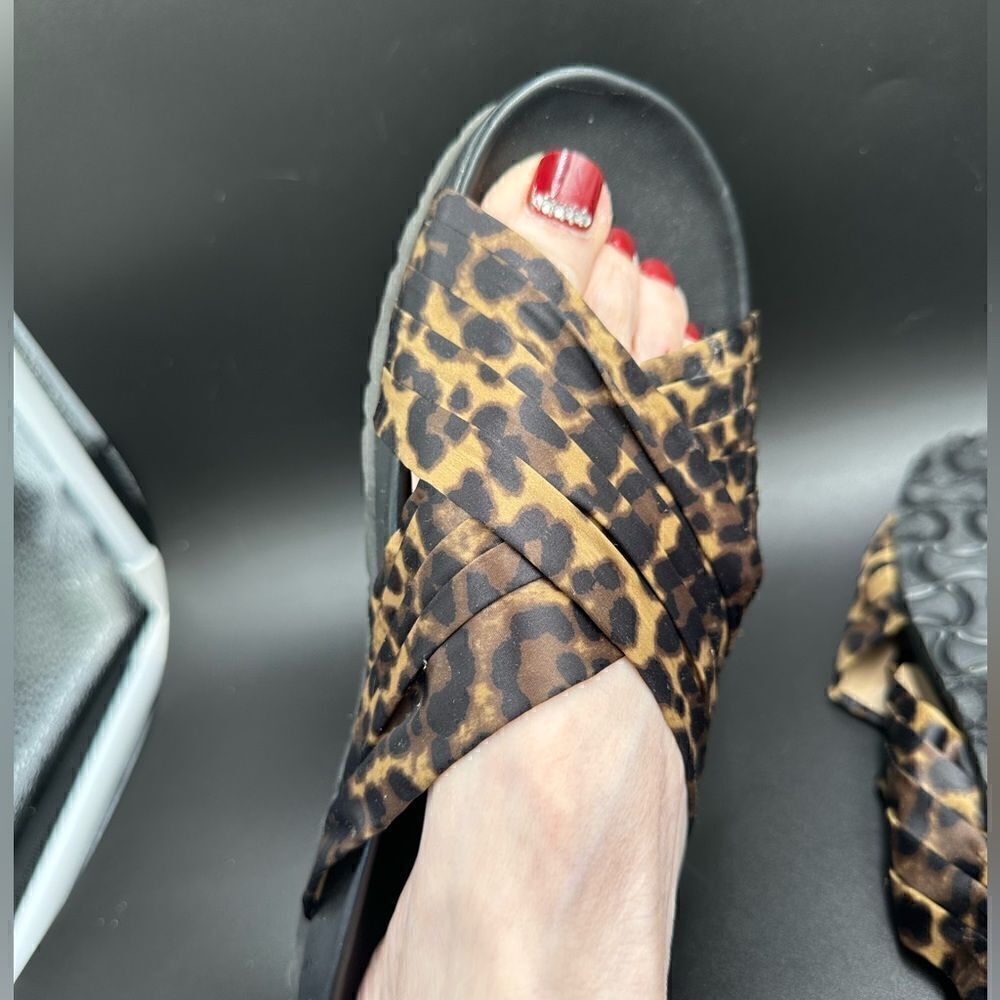 Ann Taylor comfortable and fashionable leopard print criss cross slides size 7M - Picture 5 of 12
